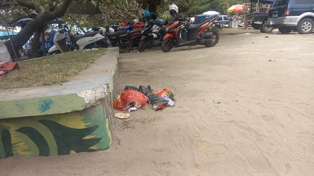 Pantai Pangandaran: Trotoar Jadi 'Penyimpanan Sampah' Saat Libur Nataru