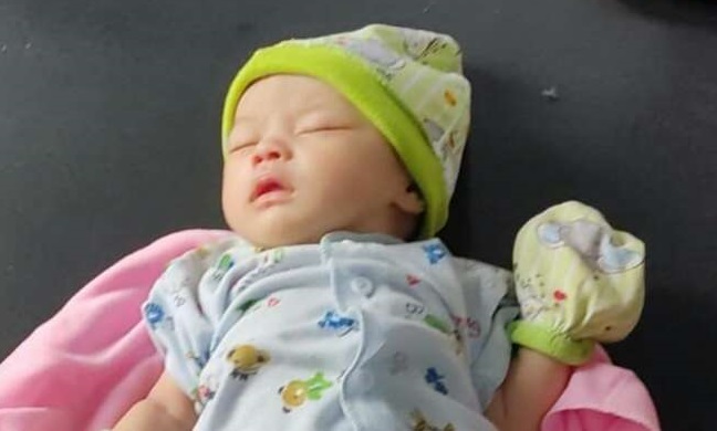 Tega Banget, Bayi Cantik Ditinggalkan Begitu Saja di Pos Ronda