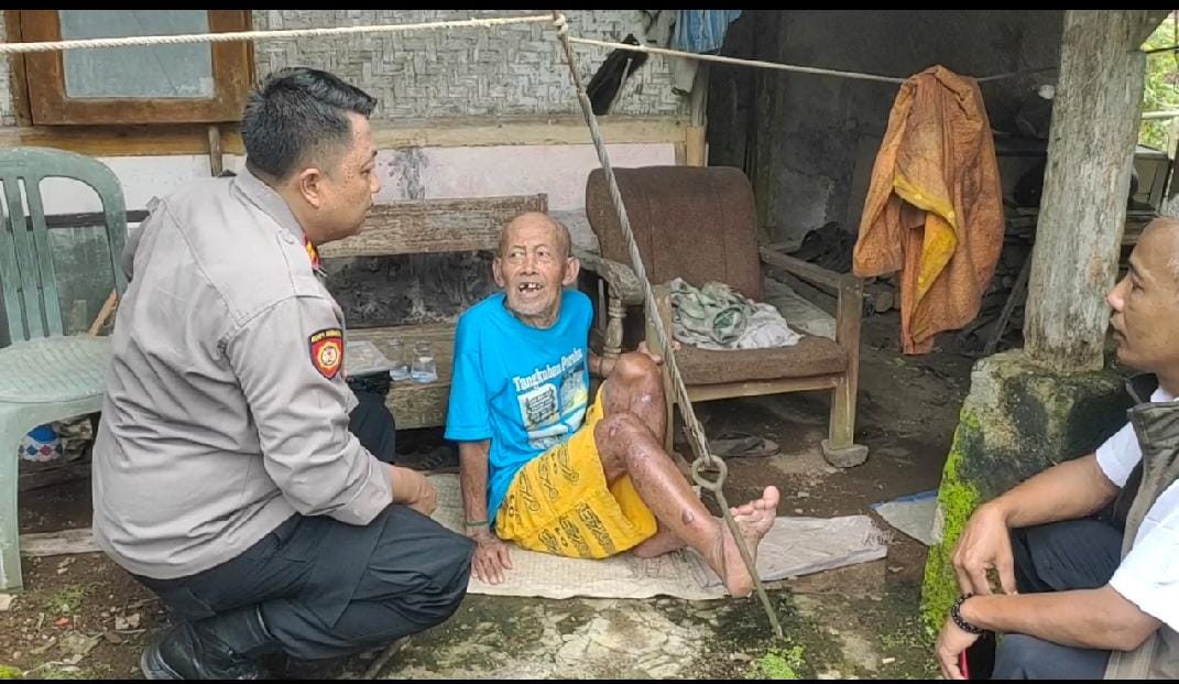 Blusukan ke Rumah Lansia, Polisi di Puspahiang Bagikan Paket Makanan