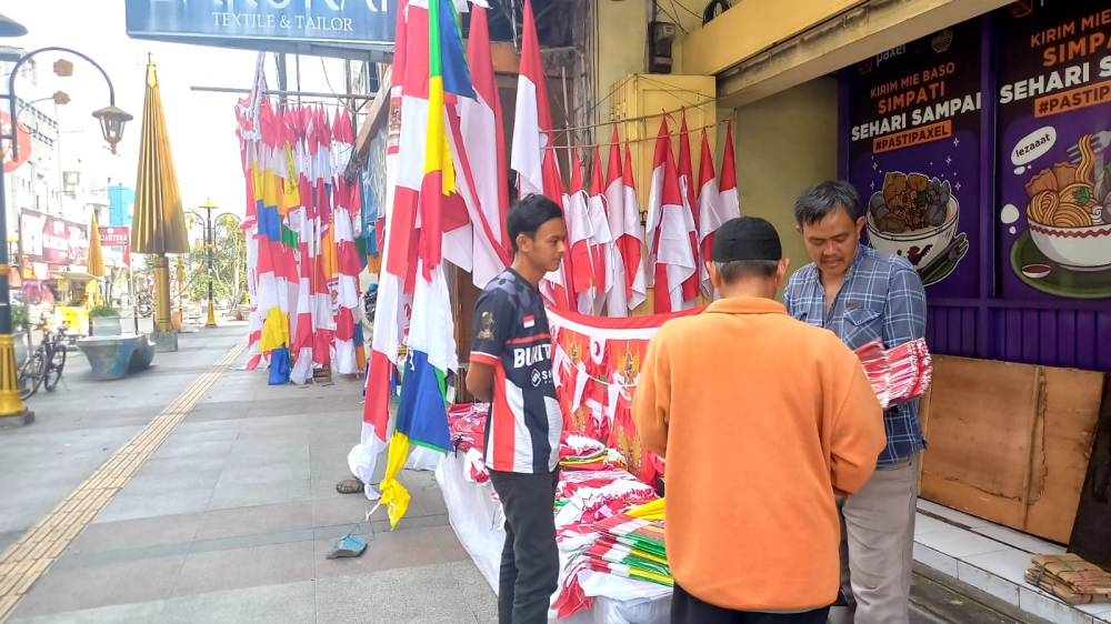 Jelang HUT ke-80 RI, Pedagang Musiman di Tasikmalaya Berlomba Raup Cuan dari Penjualan Bendera 