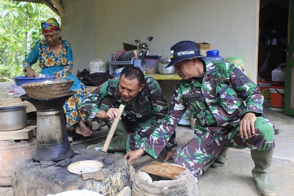 Ramah dan Tidak Canggung, Kasdim 0612/Tasikmalaya Mayor Inf Deni Zaenal Mutaqin Membantu Warga Memasak 