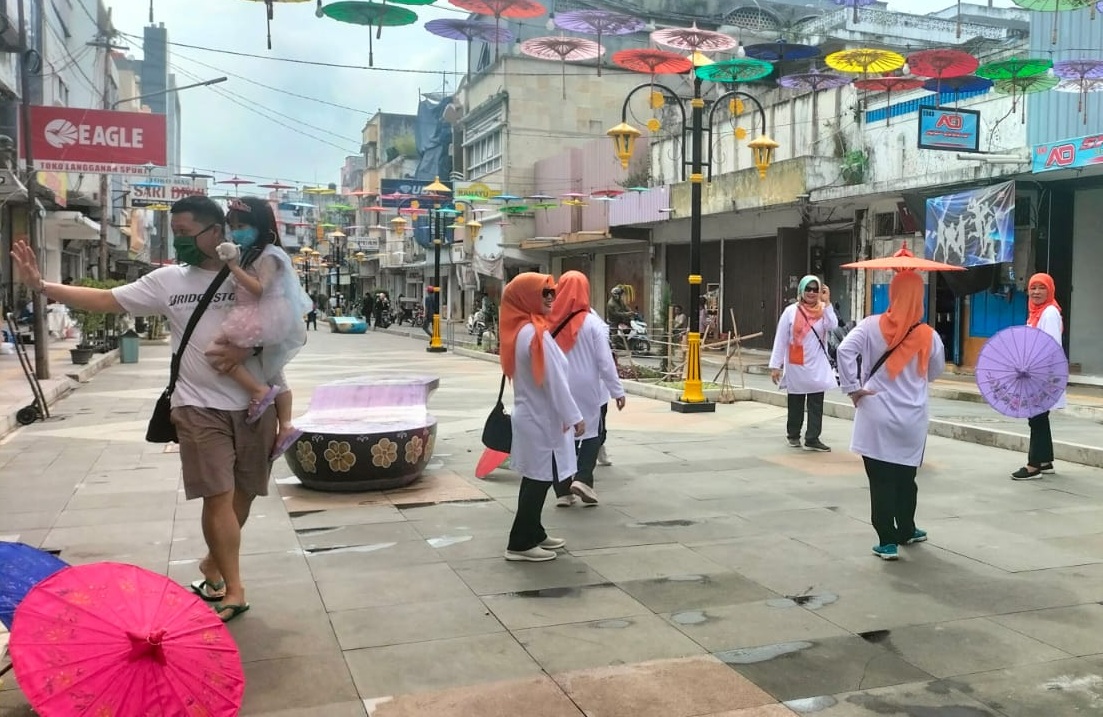 Menangkap Peluang Baru di Jalan Pedestrian Cihideung, Jasa Sewa Payung Geulis Tarif Seikhlasnya