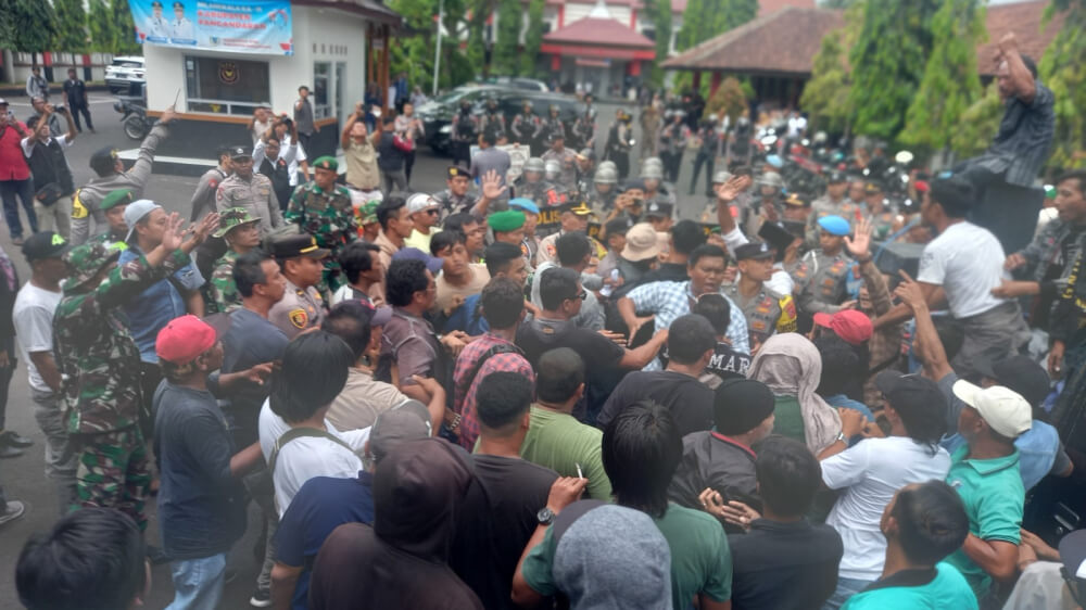 Gerbang Gedung DPRD Kabupaten Pangandaran Roboh, Ricuh Aksi Penolakan Pinjaman Rp 350 Miliar