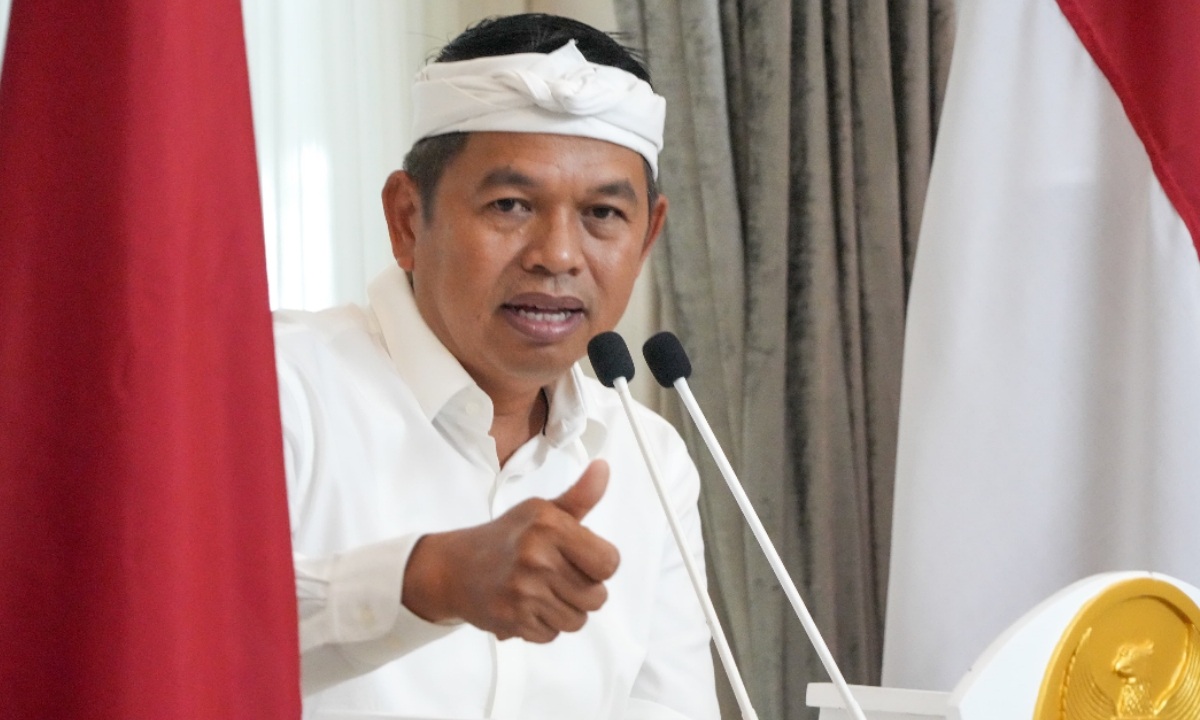 Tanggapi Aduan Warga, KDM Minta Anggaran Perbaikan Jalan Garut Ditambah