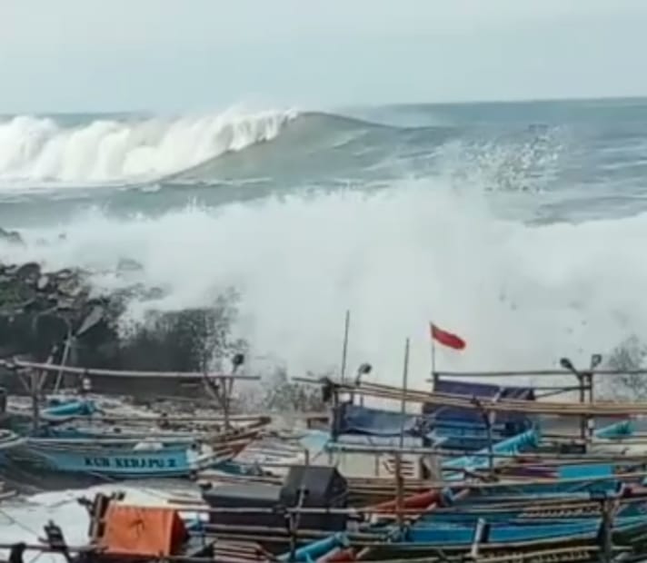 Gelombang Pasang Tinggi di Pantai Selatan, Delapan Perahu Nelayan Rusak