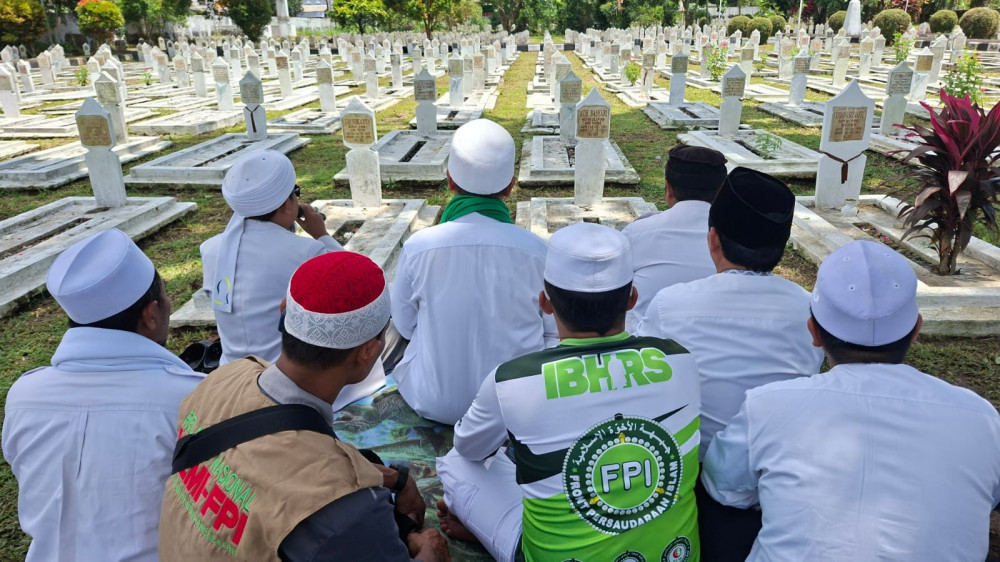 Khidmat di Tengah Terik, FPI Tasikmalaya Ziarah ke Makam Pahlawan Peringati Hari Pahlawan Nasional
