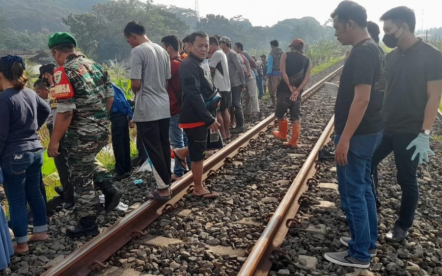 Diduga Kurang Hati-hati, Seorang Wanita Tewas Tersambar Kereta Api di Kota Banjar