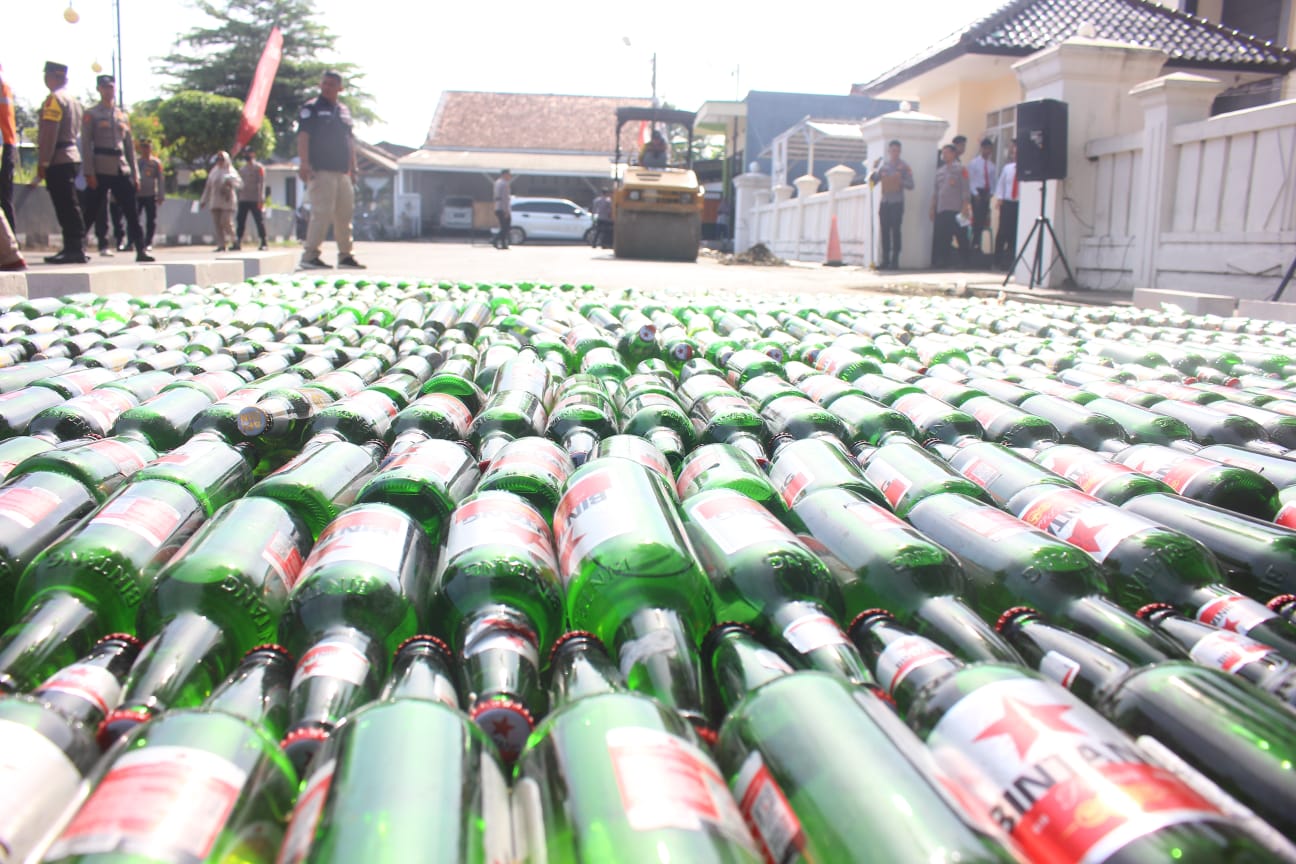 Pangandaran Gelar Operasi 'Tumpas Miras': Ribuan Botol Ilegal Digilas, Kejahatan Dilibas