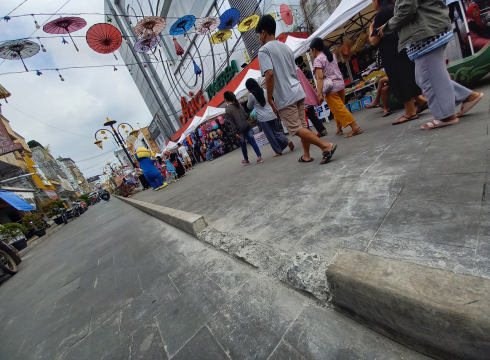 Duh! Pembatas Jalan dengan Trotoar di Pedestrian Cihideung Kota Tasikmalaya Dirusak