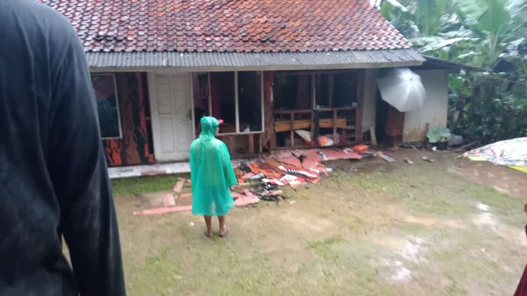 Rumah Warga Pangandaran Rusak Berat Akibat Disambar Petir Usai Hujan Deras