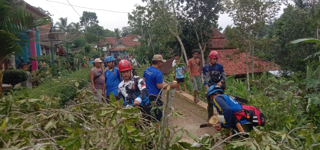 Puting Beliung Mengamuk di Tiga Desa, Warga Jatinagara Ciamis Kerja Bakti Atasi Badai Tanpa Perhatian