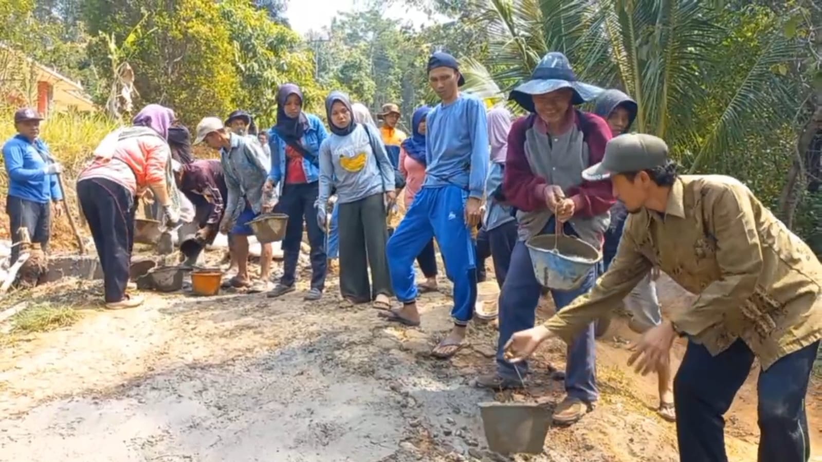 Warga Bojonggambir Tasikmalaya Turun Tangan Perbaiki Jalan Rusak dengan Pasir Sungai saat Kemarau