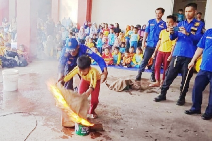 Heroik, Bocah SD Mampu Padamkan Api Bersama Petugas Damkar Kota Banjar 