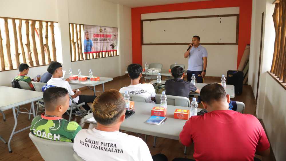 Mantan Pelatih Fisik Timnas Indonesia Berikan Coaching Clinic di SSB Galuh Putra