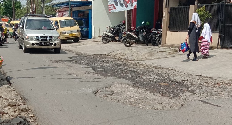 Jika Hujan Tergenang, Kering Berdebu! 1.300 Kilometer Jalan Kondisinya Rusak di Kabupaten Tasikmalaya