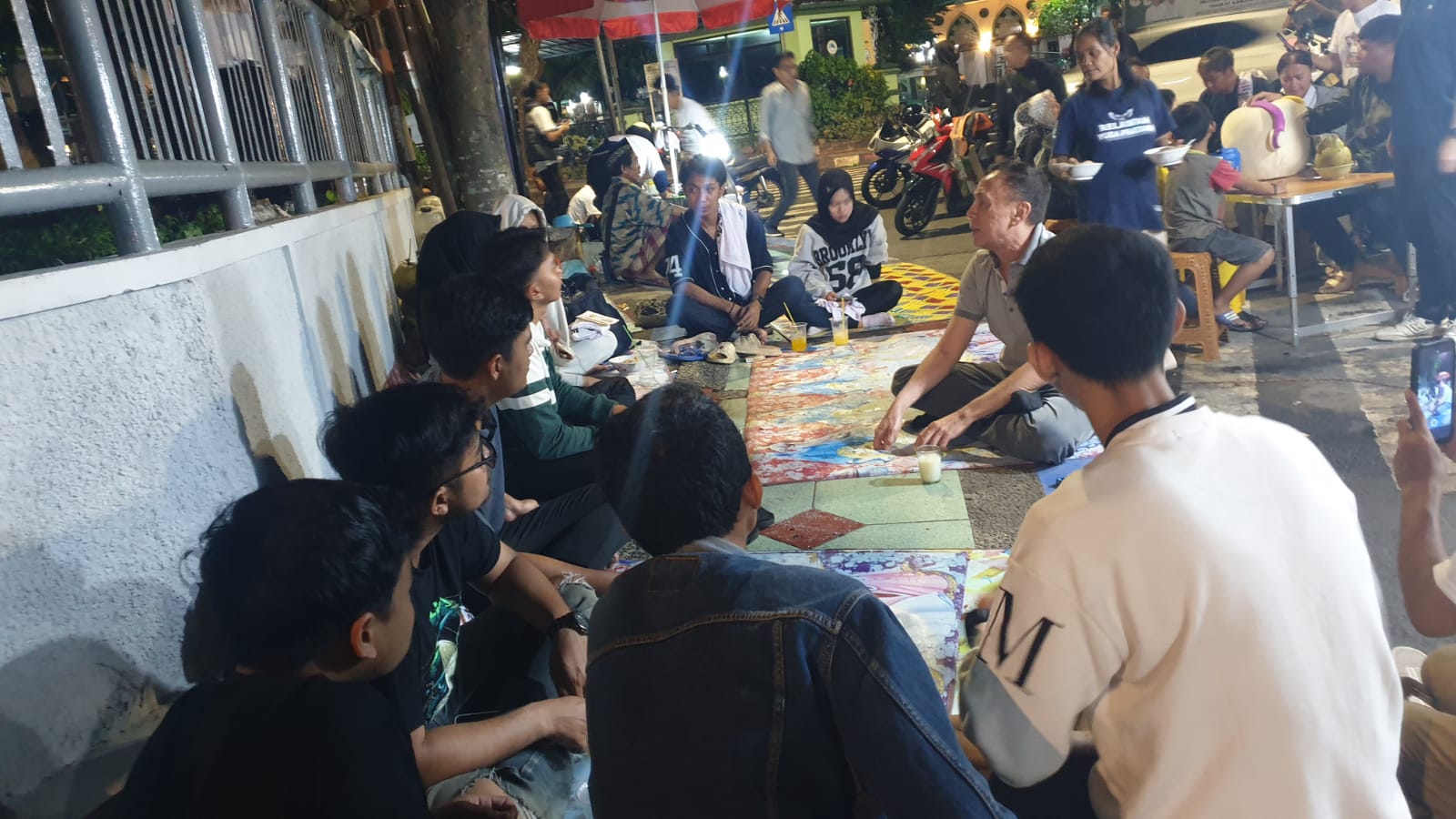 Iwan Bule Tak Ada Sekat dengan Pemuda dan Pedagang, Asyik Nongkrong di Alun-Alun Ciamis