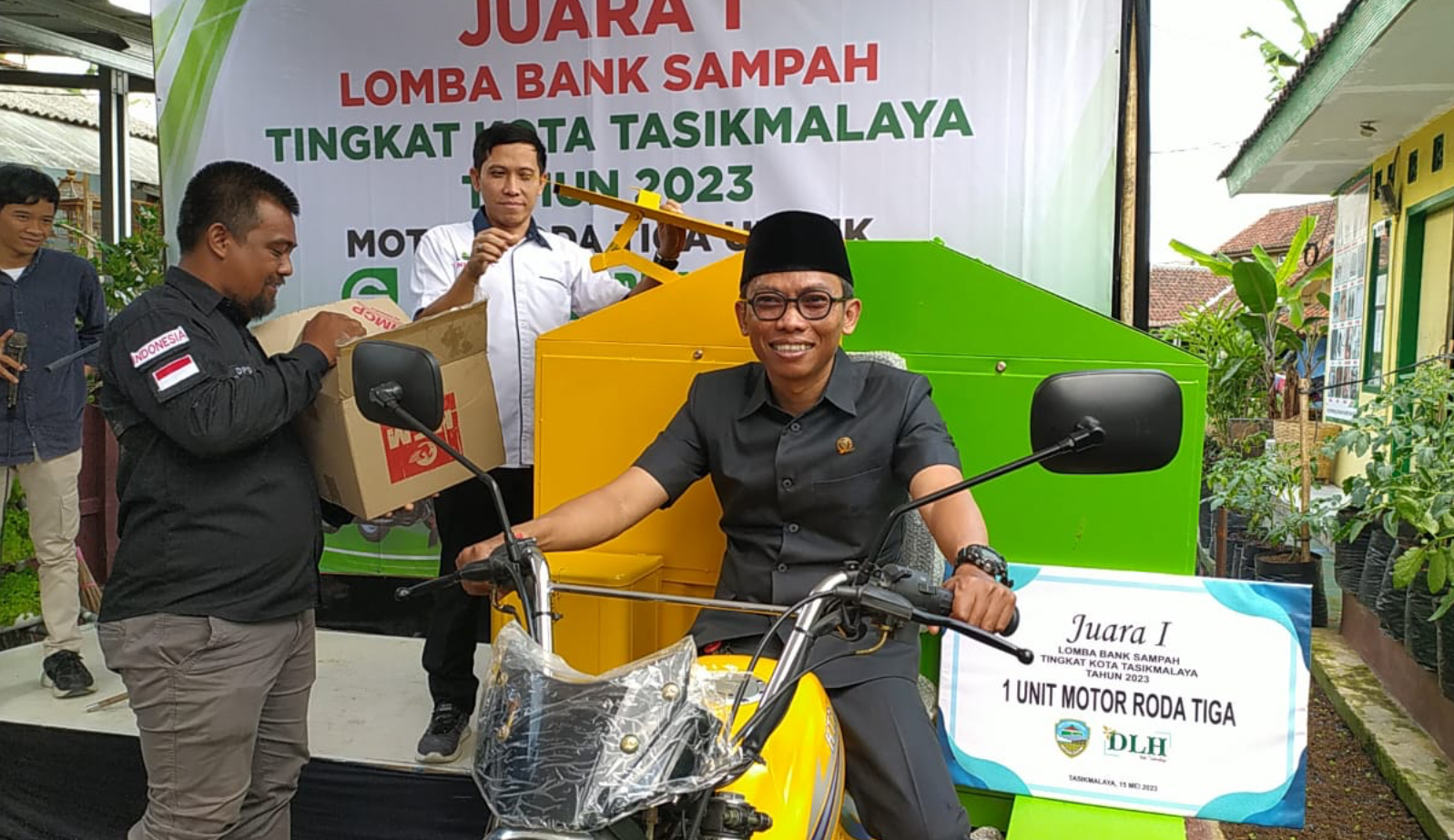 Mantap! Di Kota Tasikmalaya Bank Sampah Sugema Dapat Hadiah Motor Roda Tiga, Diserahkan Ketua Komisi III DPRD