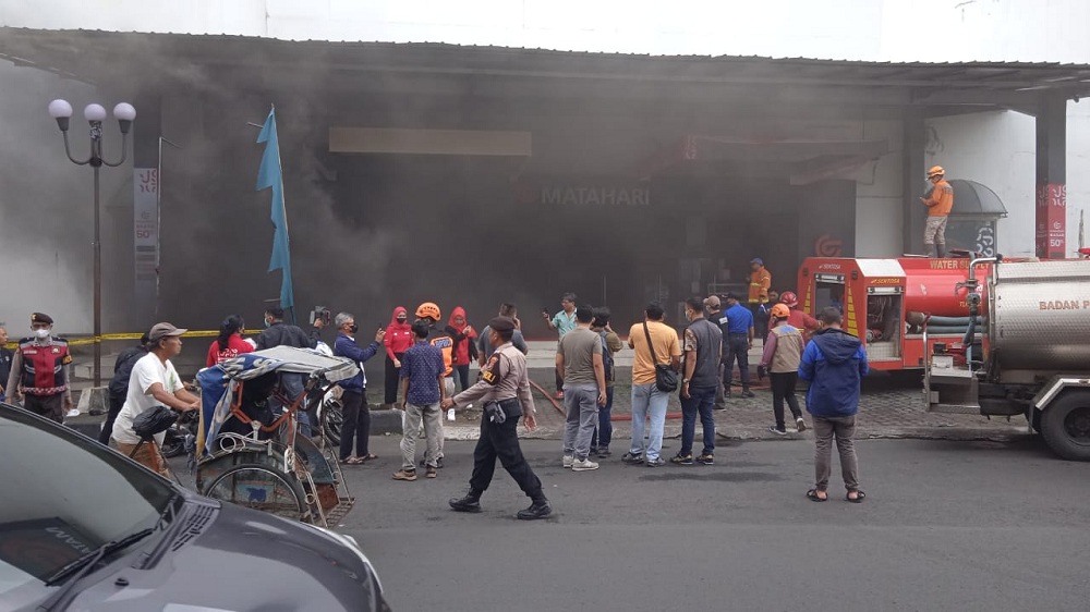 Matahari Dept Store Tasikmalaya Kebakaran, Kepulan Asap Tebal di Lantai Dua