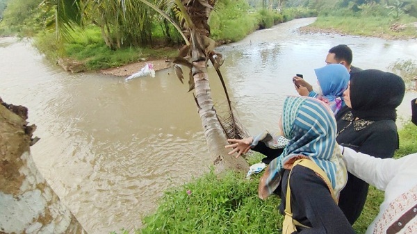 Kenang Satu Tahun 11 Siswa MTs Tewas di Ciamis, Keluarga Korban Tragedi Susur Sungai Gelar Tabur Bunga 