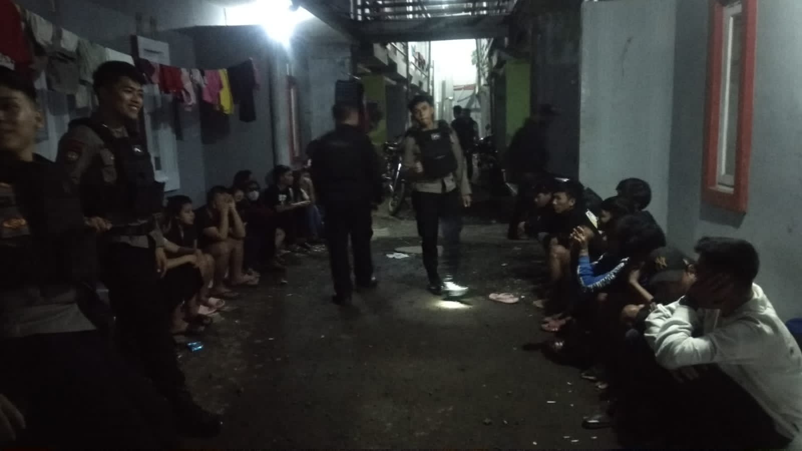 Pesta Minuman Keras di Kamar Kosan Tasikmalaya Digerebek Polisi, Puluhan Remaja Diamankan