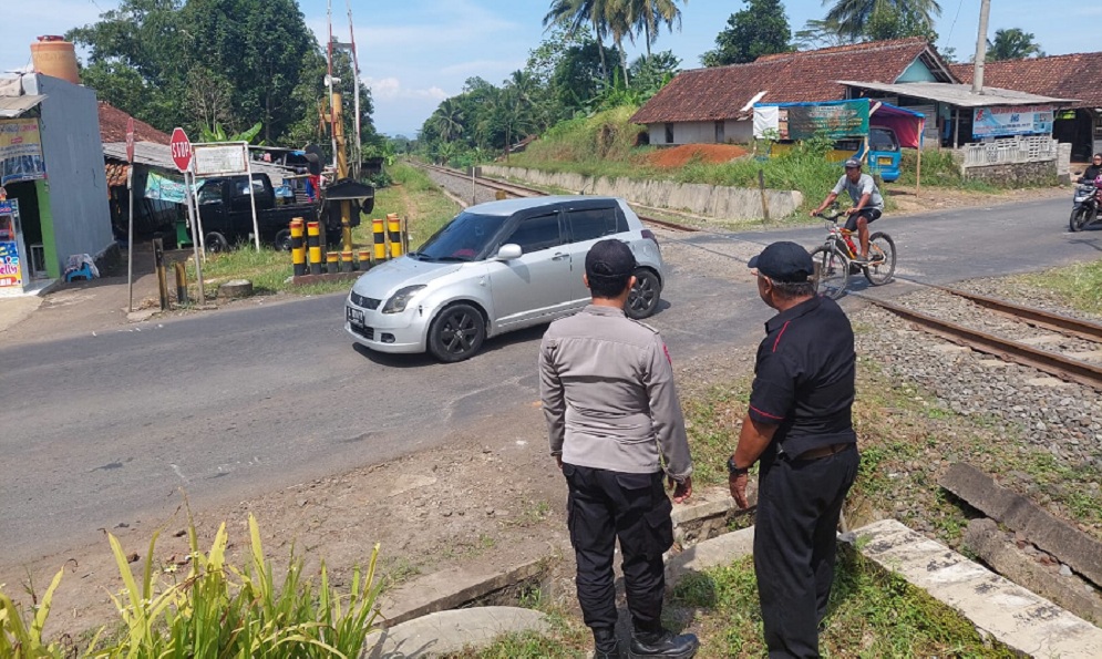 Pria Paruh Baya Terserempet Kereta Api di Manonjaya