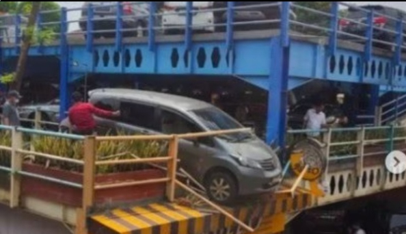 Penampakan Mobil Nyaris Terjun dari Lantai 2 RS Polri