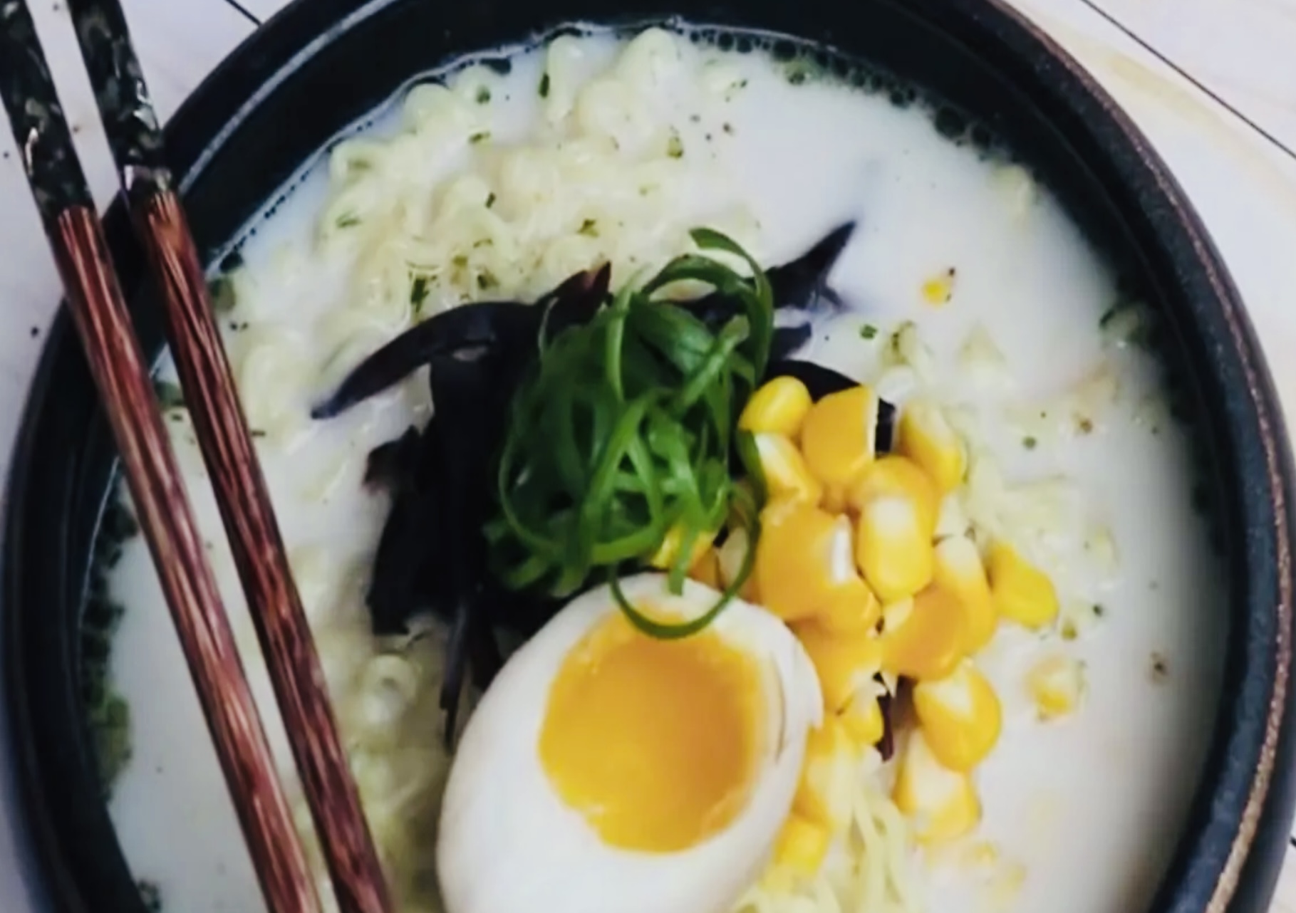 Ramen ala Jepang dengan Kuah Kaldu, Cukup dengan Sebungkus Mie Instan