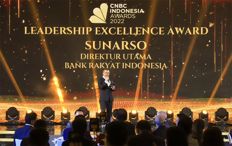 Punya Visi Kuat, Dirut BRI Sunarso Raih Penghargaan Leadership Excellence Award