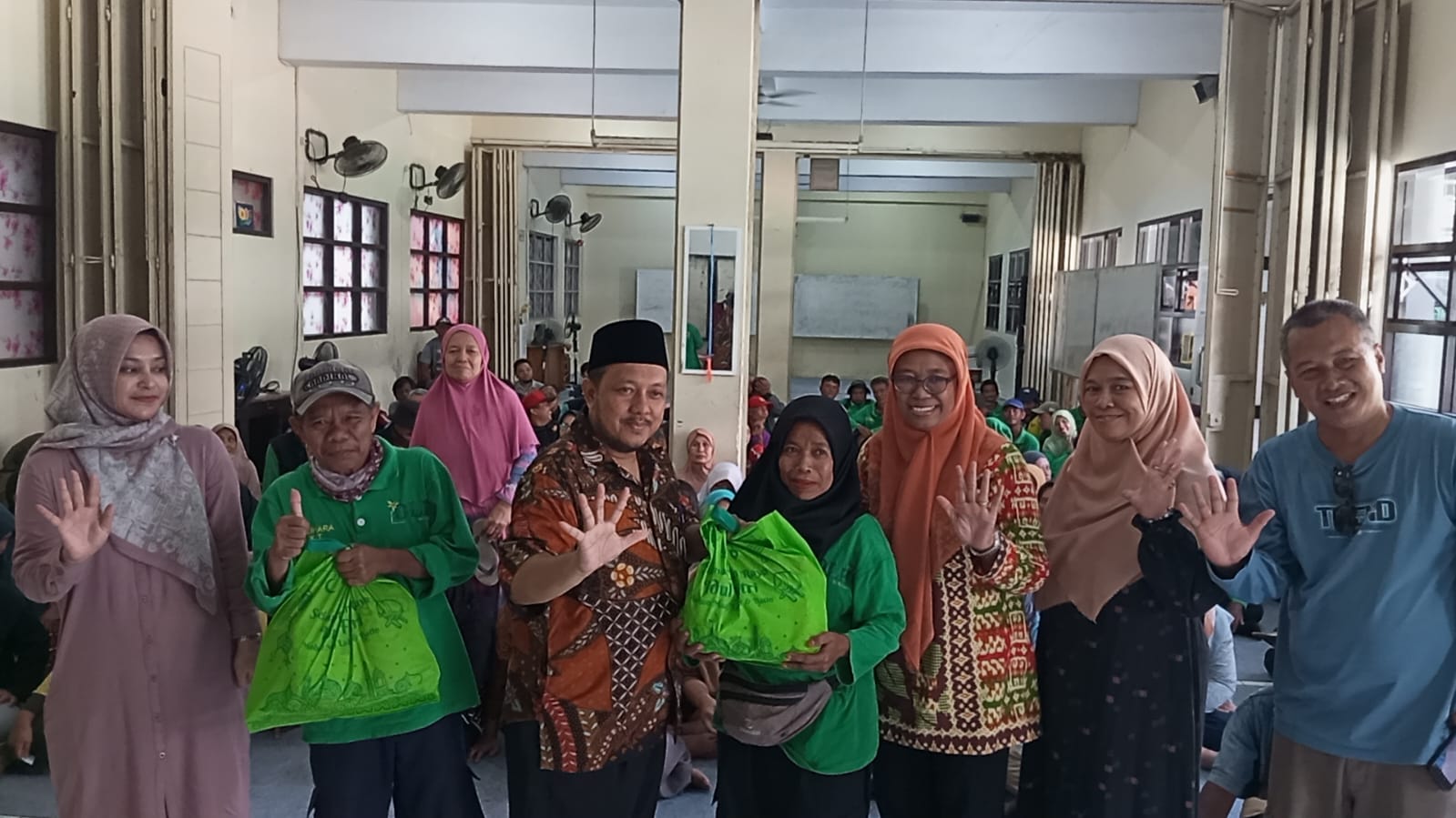 SMAN 5 Tasikmalaya Berbagi Ribuan Paket Sembako Ramadhan, Sasar Petugas Kebersihan