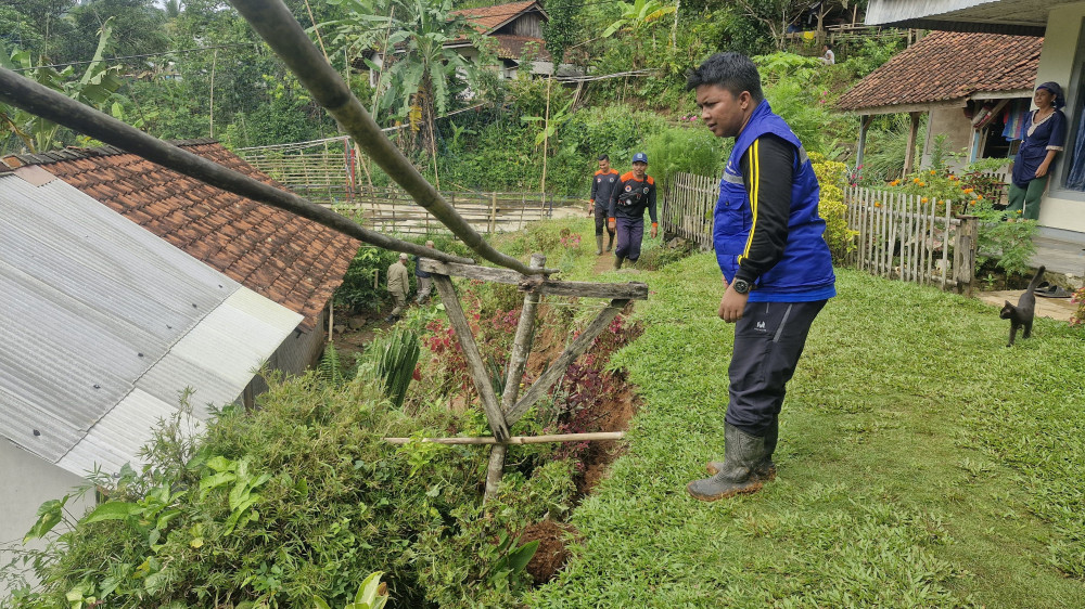 Pergerakan Tanah Ancam 14 Rumah di Culamega Kabupaten Tasikmalaya, Tim Gabungan Lakukan Evakuasi