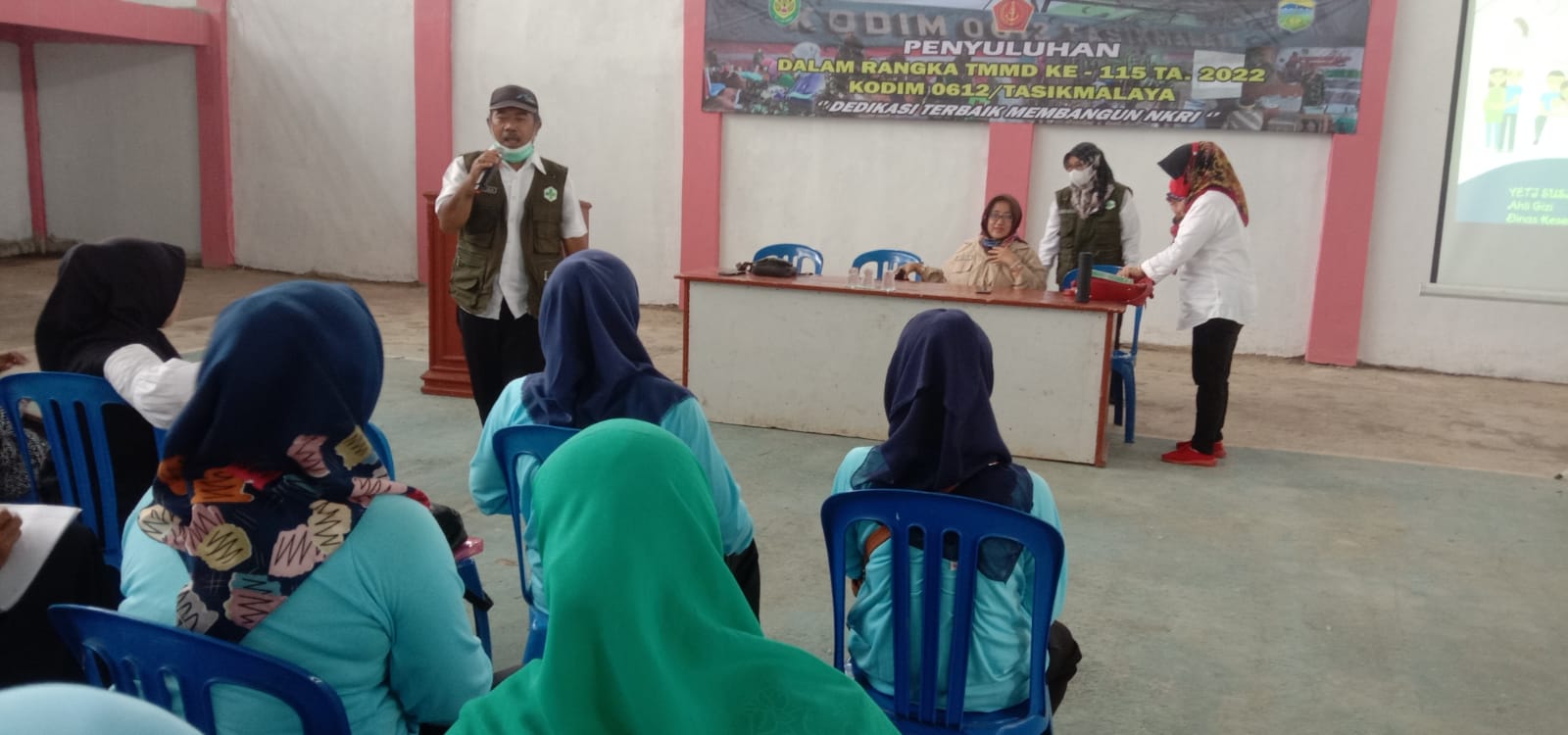 Kodim 0612 Tasikmalaya Gencarkan Sosialisasi Stunting di Cikadongdong, Program Non Fisik TMMD ke-115