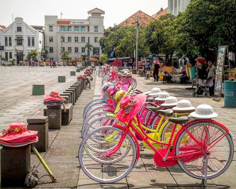 Tarif Sewa Sepeda Onthel Warna-Warni di Kota Tua Jakarta Sebegini