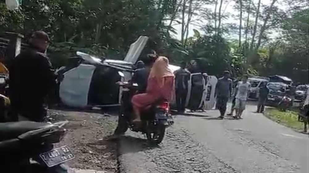 Viral!!! Mobil Warna Putih Terbalik di Papayan Jatiwaras Kabupaten Tasikmalaya, Kecelakaan Tunggal?