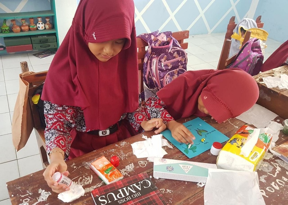 Siswa SDN 2 Raharja Banjar Berburu Ulat hingga Membuat Mozaik