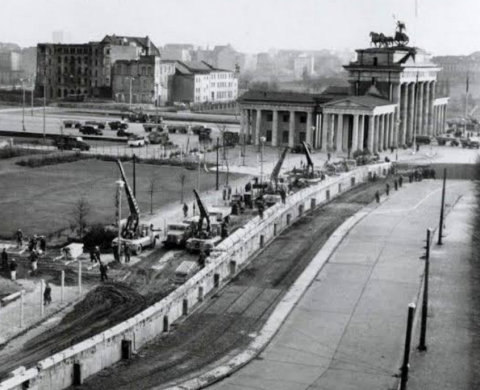 Tembok Berlin Mulai Dibangun Hari ini di Masa Lalu