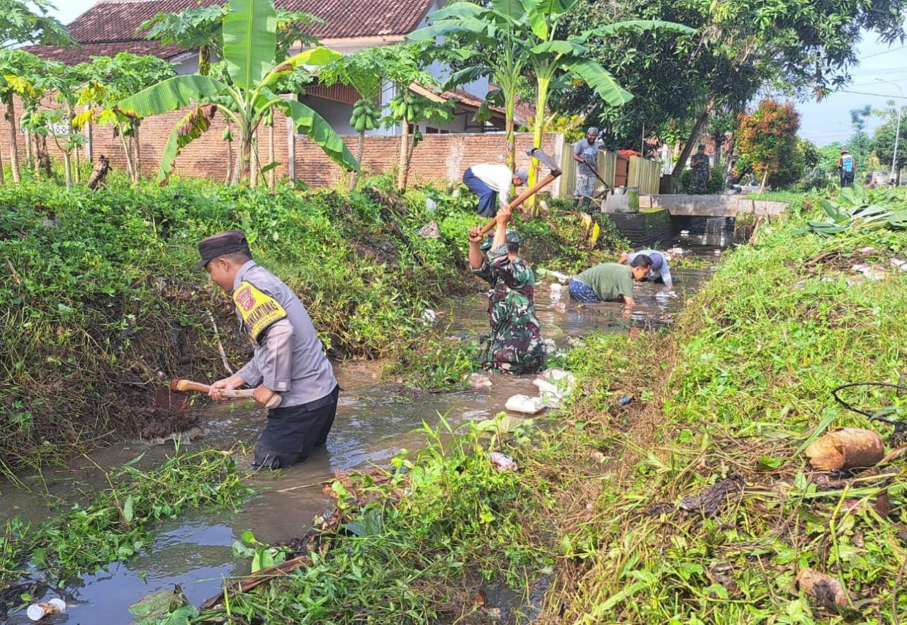 Bersihkan Rerumputan dan Sampah, TNI-Polri di Kota Banjar Nyemplung ke Kali