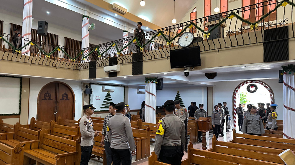 Polres Tasikmalaya Kota dan Brimob Sterilisasi Gereja untuk Pastikan Keamanan Jelang Malam Natal