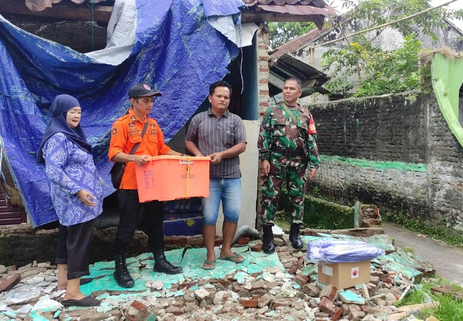 Perbaikan Rumah Warga di Kota Banjar yang Ambruk Sudah Diajukan, BPBD Kirim Logistik dan Terpal