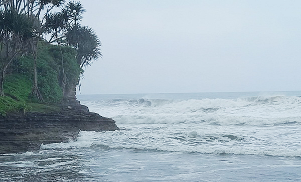 Warga Bisa Kunjungi Objek Wisata Pangandaran, Namun Masih Dilarang Berenang karena Angin Bertiup Kencang 