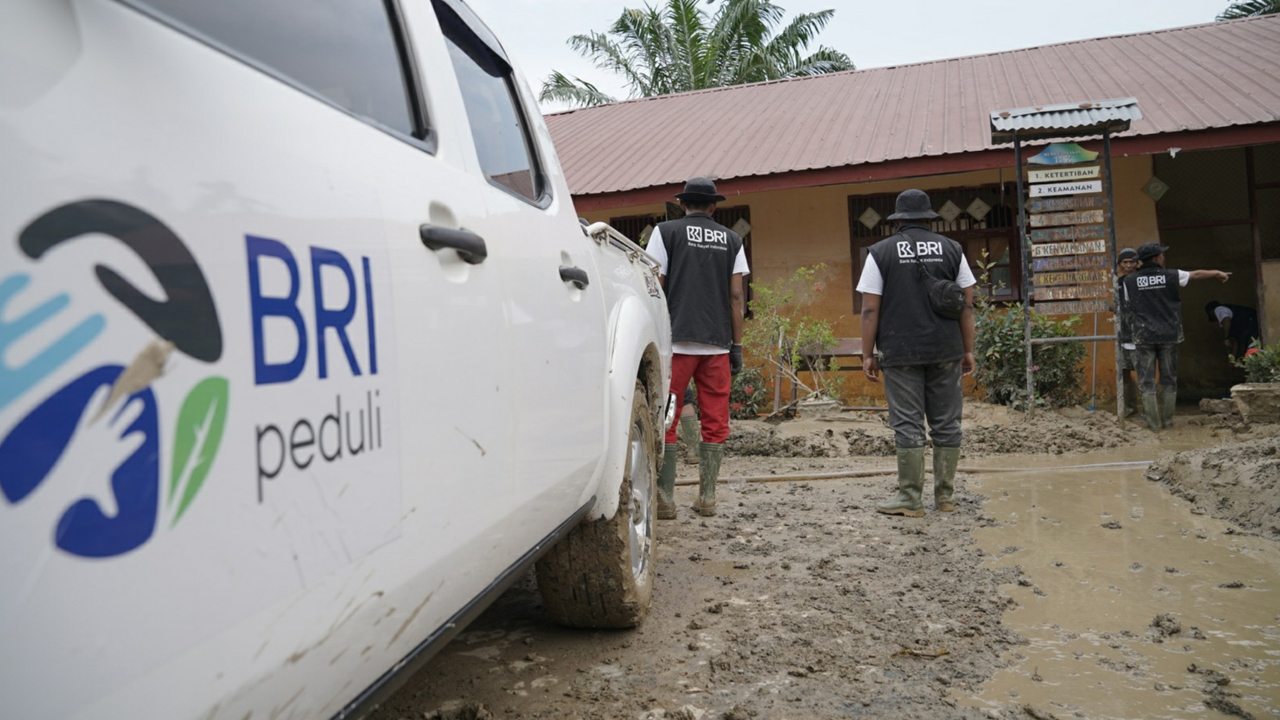 Dukung Pemulihan Pascabencana, Relawan BRI Peduli Terjun Langsung Bersih-bersih Sekolah di Aceh Tamiang
