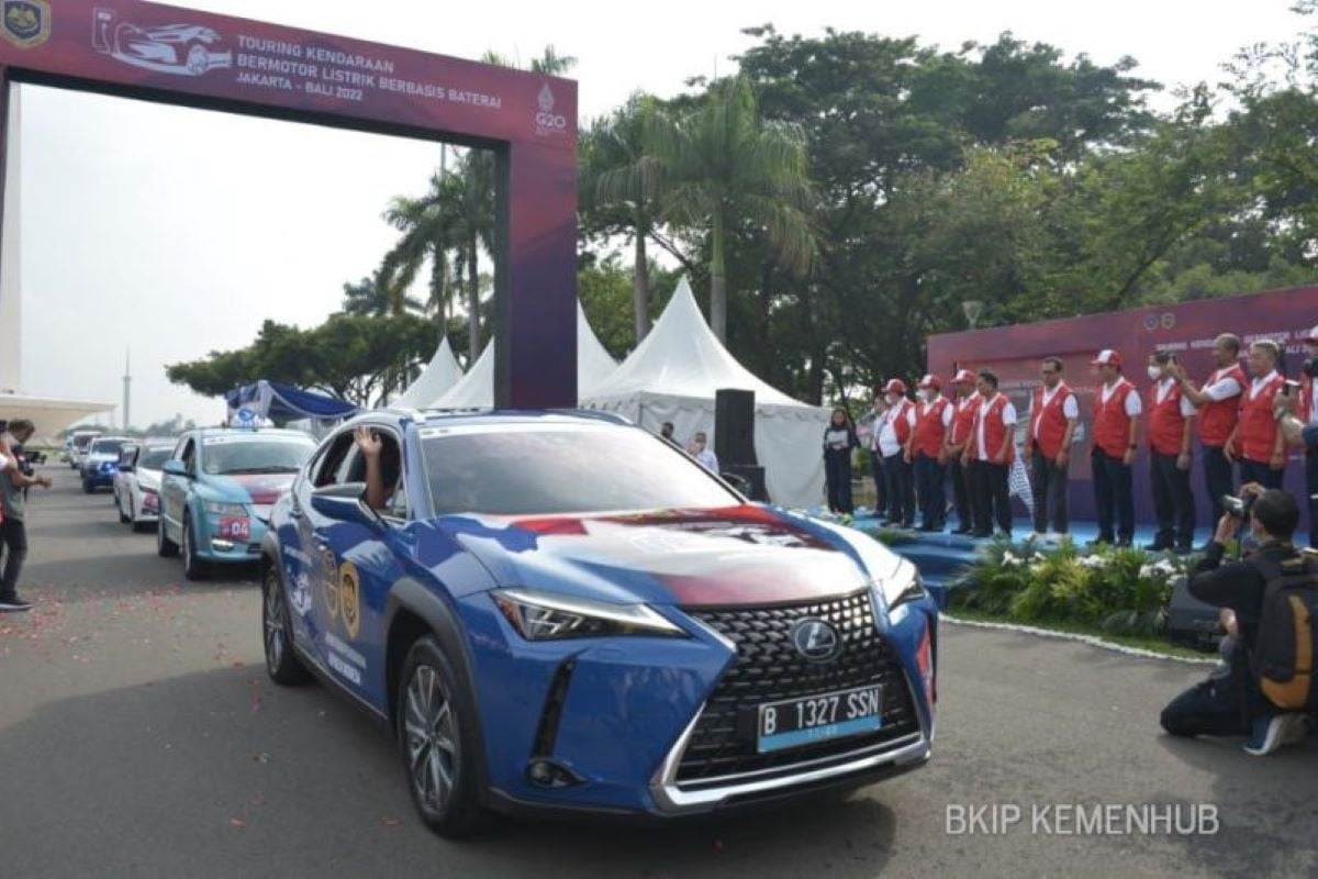 Menhub Budi Karya Sumadi Lepas Peserta Touring Kendaraan Listrik dari Jakarta ke Bali