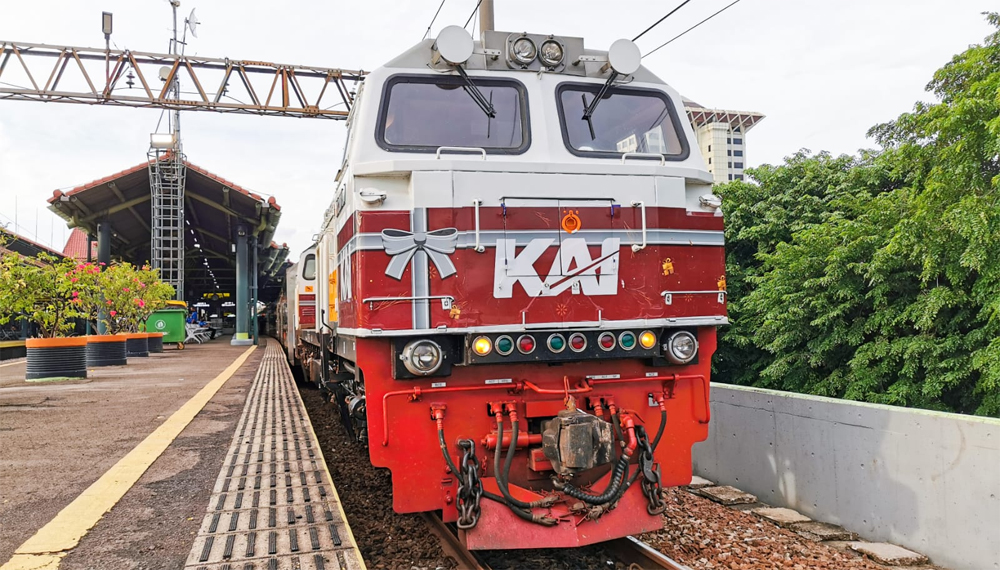 Rel Kereta Menggantung Setinggi 3 Meter, Keberangkatan KA Pangrango Dibatalkan