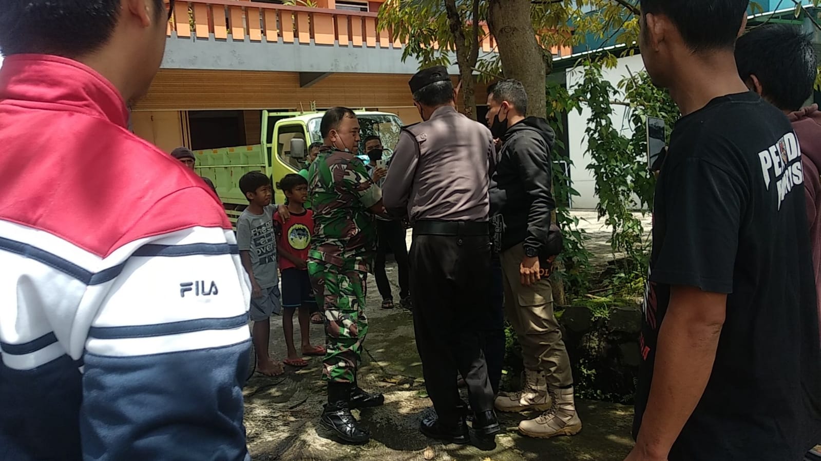 Pria Mabuk di Kota Tasikmalaya Bikin Onar Tendang Truk, Akhirnya Diamankan Polisi