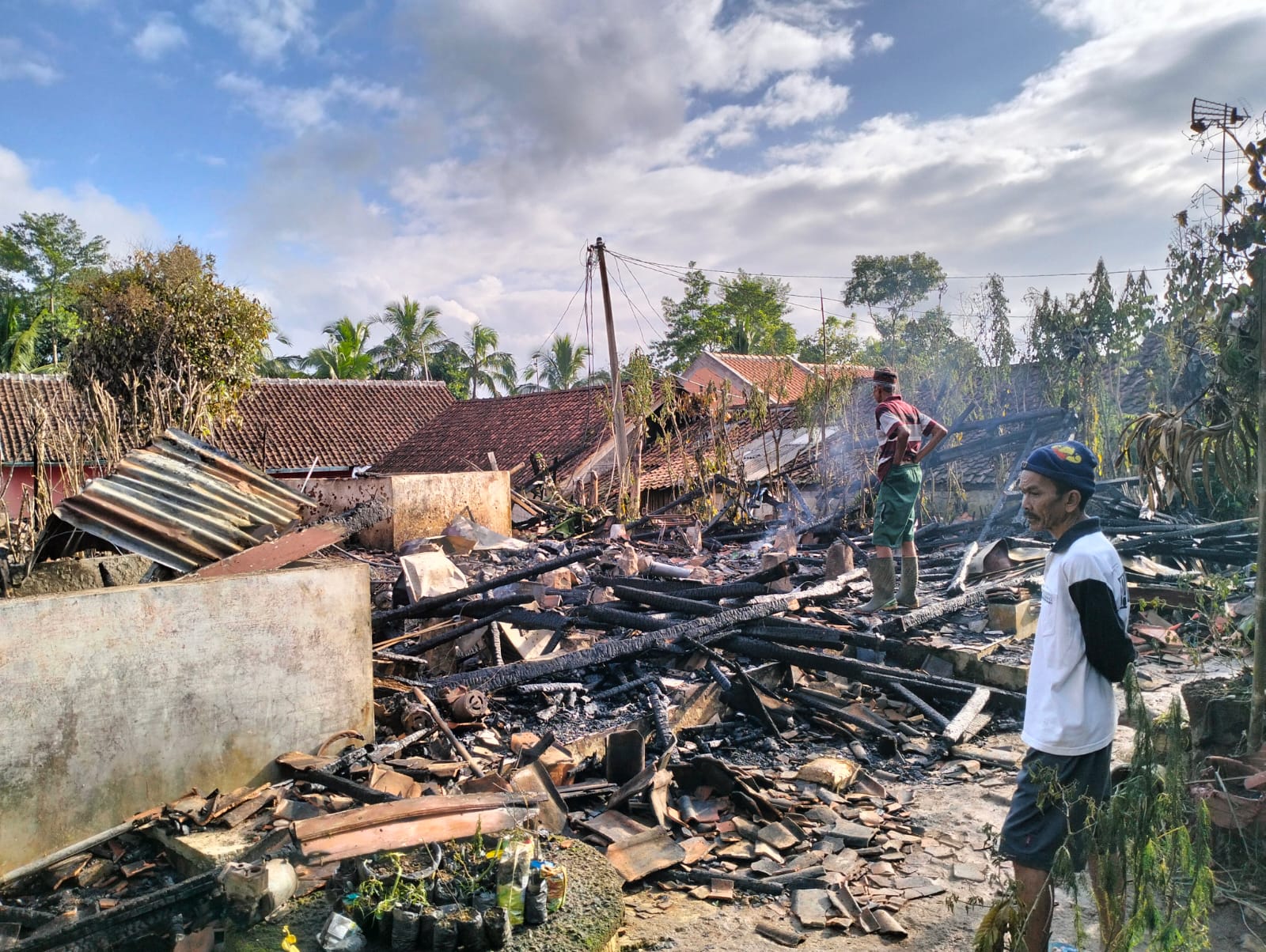 Mendekati Lebaran 2024, 2 Rumah Warga di Salawu Tasikmalaya Terbakar, 1,5 Ton Gabah Kering Hangus