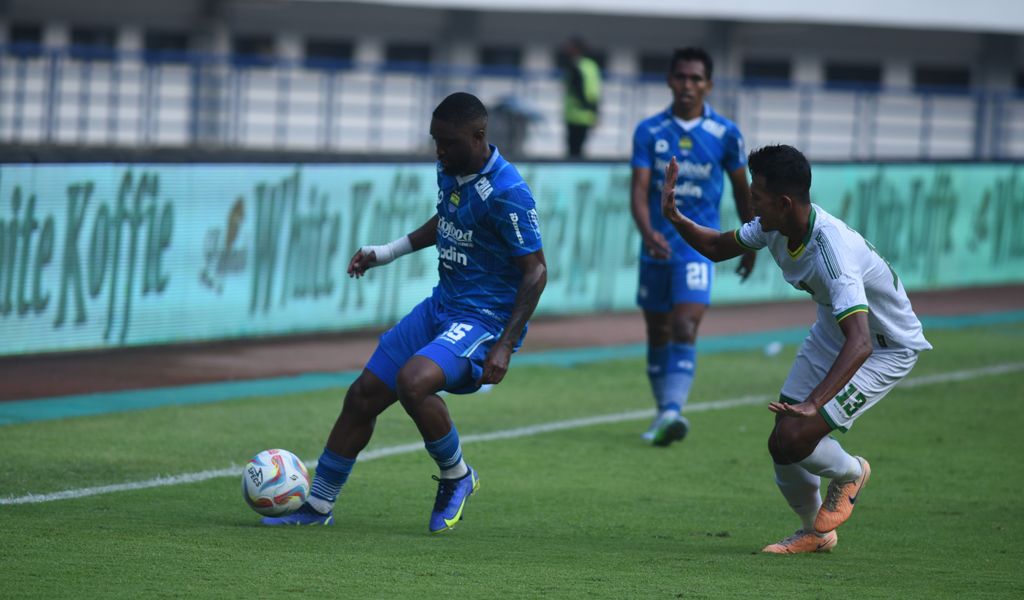 Jika Ingin Bertahan di Persib, Levy Madinda Ditantang Bojan Hodak Penuhi Syarat Ini