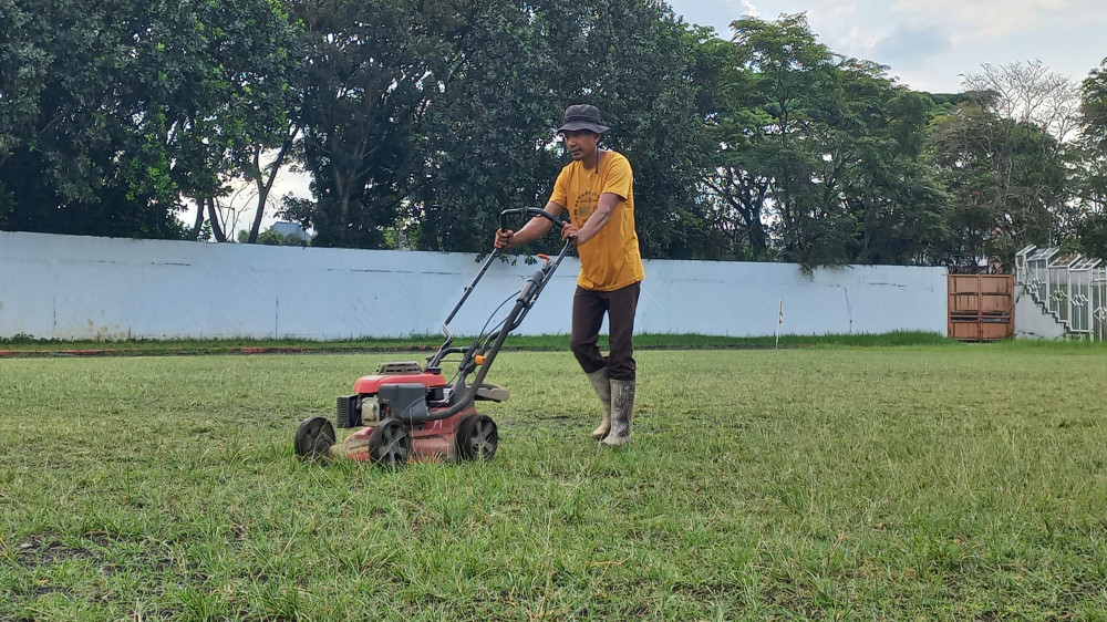 Wili, sang Penjaga Rumput Stadion Wiradadaha Kota Tasikmalaya yang Setia Menjaga Kehijauannya 