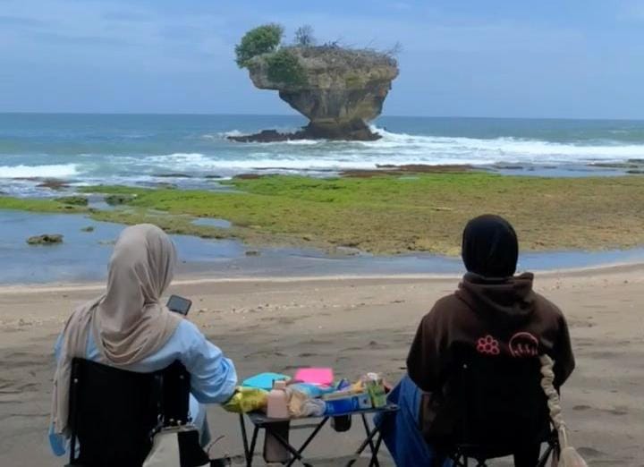 Jadi Pantai Favorit Versi Smiling West Java, Pantai Madasari Tawarkan Spot Pemandangan Laut yang Instagramable