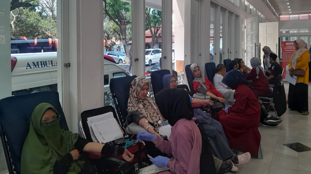 Ratusan Masyarakat Kabupaten Garut Antusias Ikuti Donor Darah di Pendopo