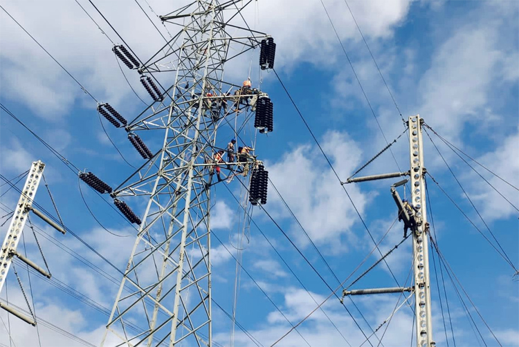 Pastikan Penyaluran Listrik Aman dan Andal, PLN Lakukan Penambahan Tower Sisipan