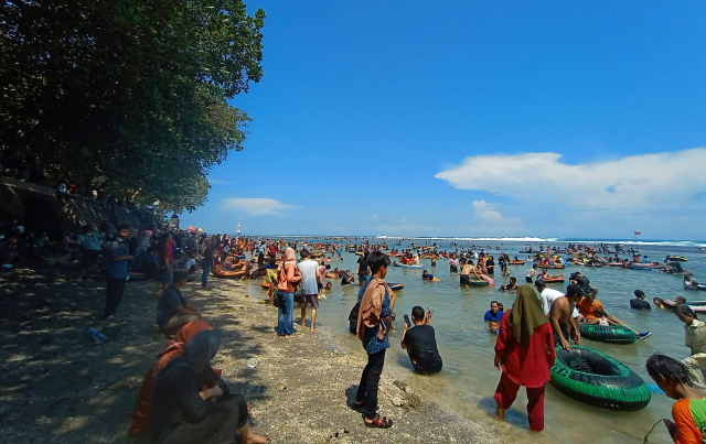 Keindahan Karang Nyungcung, Pantai Sindangkerta, Tasikmalaya yang Tersimpan Sisi Mistis